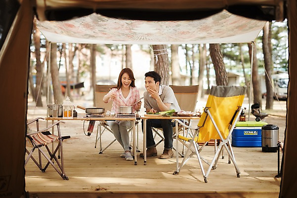 포토 JPG 주간 전신 라이프스타일 부부 여자 남자 행복 여유 의자 모션 탁자 주방용품 한국 함께함 사랑 요리 미소 사람 앉기 동양인 성인 야외 두명 앞모습 30대 다정 캠핑 한국인 캠핑장 강원도 양양군 부부라이프 장년만 성인만 국내포토 자연요소 커플 감정 아시아 뷰포인트 가구 생활용품 컨셉 레저 표정 인종 생활 장년 파일형식