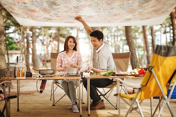 포토 JPG 주간 전신 라이프스타일 부부 여자 남자 행복 여유 의자 재료 모션 탁자 주방용품 한국 함께함 사랑 요리 사람 앉기 동양인 손짓 성인 야외 두명 앞모습 30대 다정 캠핑 한국인 캠핑장 강원도 양양군 부부라이프 장년만 성인만 국내포토 자연요소 커플 감정 아시아 뷰포인트 가구 생활용품 컨셉 레저 인종 생활 장년 파일형식