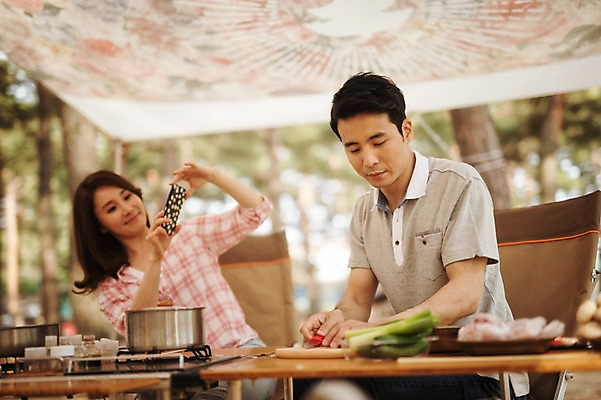 포토 JPG 주간 라이프스타일 부부 여자 남자 행복 여유 모션 탁자 한국 함께함 사랑 요리 미소 들기 사람 앉기 동양인 상반신 성인 야외 두명 앞모습 30대 스마트폰 사진촬영 다정 캠핑 한국인 캠핑장 강원도 양양군 부부라이프 장년만 성인만 국내포토 자연요소 커플 감정 아시아 뷰포인트 가구 컨셉 레저 표정 인종 생활 장년 핸드폰 스마트기기 촬영 파일형식