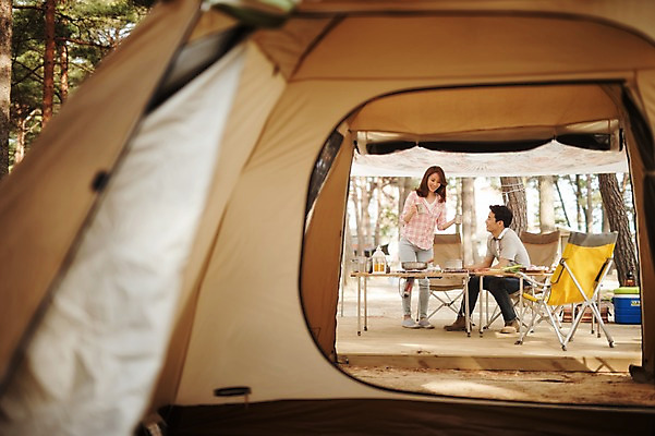 포토 JPG 주간 전신 라이프스타일 부부 여자 남자 의자 모션 탁자 휴식 한국 텐트 서기 사람 앉기 동양인 성인 야외 두명 30대 캠핑 한국인 캠핑장 강원도 양양군 부부라이프 장년만 성인만 국내포토 자연요소 커플 아시아 가구 컨셉 레저 캠핑도구 인종 생활 장년 파일형식