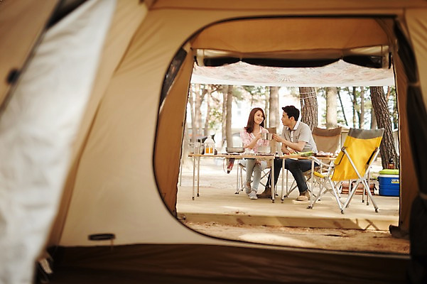 포토 JPG 주간 전신 라이프스타일 부부 여자 남자 커피 의자 모션 탁자 휴식 한국 텐트 미소 들기 사람 앉기 동양인 성인 야외 두명 앞모습 컵 30대 캠핑 한국인 캠핑장 강원도 양양군 부부라이프 장년만 성인만 국내포토 자연요소 식기 커플 아시아 음료 뷰포인트 가구 컨셉 레저 표정 캠핑도구 인종 생활 장년 파일형식