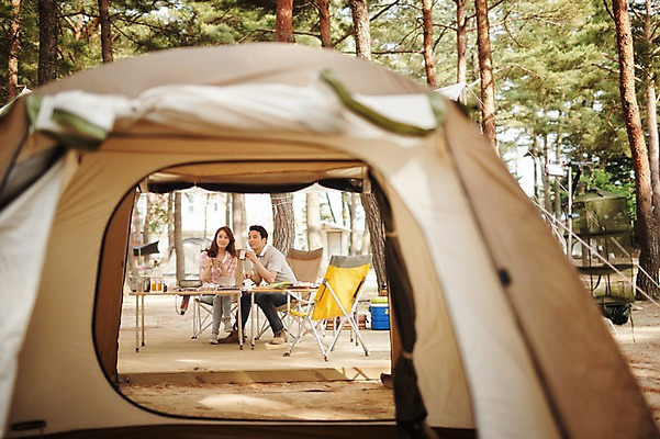 포토 JPG 주간 전신 라이프스타일 부부 여자 남자 의자 모션 탁자 휴식 한국 텐트 들기 사람 앉기 동양인 성인 야외 두명 앞모습 30대 캠핑 한국인 캠핑장 강원도 양양군 부부라이프 장년만 성인만 국내포토 자연요소 커플 아시아 뷰포인트 가구 컨셉 레저 캠핑도구 인종 생활 장년 파일형식