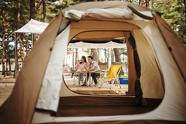 포토 JPG 주간 전신 라이프스타일 부부 여자 남자 커피 의자 모션 탁자 휴식 한국 텐트 사람 앉기 동양인 성인 야외 두명 앞모습 30대 캠핑 한국인 캠핑장 강원도 양양군 부부라이프 장년만 성인만 국내포토 자연요소 커플 아시아 음료 뷰포인트 가구 컨셉 레저 캠핑도구 인종 생활 장년 파일형식