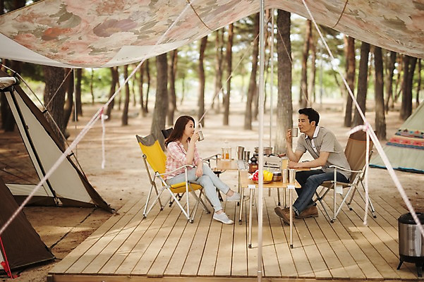 포토 JPG 주간 전신 라이프스타일 부부 여자 남자 행복 여유 커피 의자 모션 휴식 한국 함께함 텐트 사랑 들기 사람 앉기 동양인 성인 야외 두명 옆모습 컵 30대 다정 캠핑 한국인 캠핑장 천막 강원도 양양군 부부라이프 장년만 성인만 국내포토 자연요소 식기 커플 감정 아시아 음료 뷰포인트 가구 컨셉 레저 캠핑도구 인종 생활 장년 파일형식