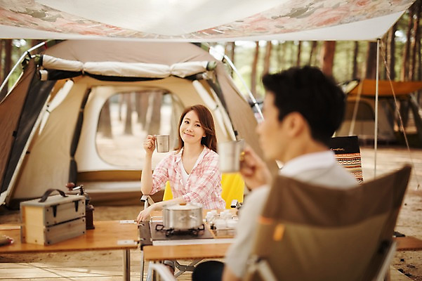 포토 JPG 주간 라이프스타일 부부 여자 남자 행복 여유 커피 모션 휴식 한국 함께함 텐트 사랑 미소 들기 사람 동양인 상반신 성인 야외 두명 앞모습 뒷모습 컵 30대 다정 캠핑 한국인 캠핑장 천막 강원도 양양군 부부라이프 장년만 성인만 국내포토 자연요소 식기 커플 감정 아시아 음료 뷰포인트 컨셉 레저 표정 캠핑도구 인종 생활 장년 파일형식