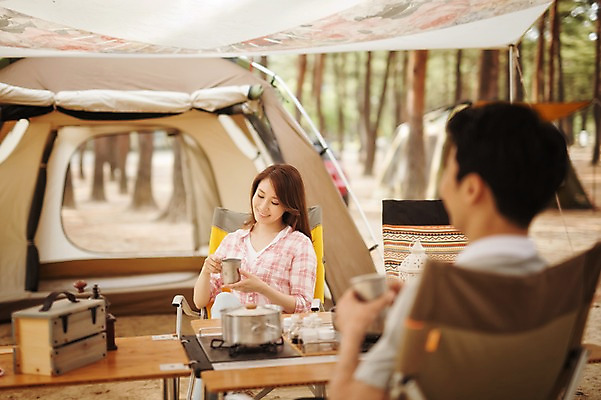 포토 JPG 주간 라이프스타일 부부 여자 남자 행복 여유 커피 의자 모션 탁자 휴식 한국 함께함 텐트 사랑 미소 들기 사람 앉기 동양인 상반신 성인 야외 두명 앞모습 뒷모습 컵 30대 다정 캠핑 한국인 캠핑장 천막 강원도 양양군 부부라이프 장년만 성인만 국내포토 자연요소 식기 커플 감정 아시아 음료 뷰포인트 가구 컨셉 레저 표정 캠핑도구 인종 생활 장년 파일형식