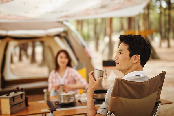 포토 JPG 주간 라이프스타일 부부 응시 여자 남자 행복 여유 커피 의자 모션 휴식 한국 함께함 텐트 사랑 들기 사람 앉기 동양인 상반신 성인 야외 두명 앞모습 뒷모습 아웃포커스 컵 30대 다정 캠핑 한국인 캠핑장 강원도 양양군 부부라이프 장년만 성인만 국내포토 자연요소 식기 커플 시선 감정 아시아 음료 뷰포인트 가구 컨셉 레저 촬영기법 캠핑도구 인종 생활 장년 파일형식