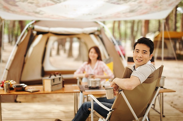 포토 JPG 주간 라이프스타일 부부 여자 남자 행복 여유 커피 의자 모션 휴식 한국 함께함 텐트 사랑 미소 들기 사람 앉기 동양인 상반신 성인 야외 두명 앞모습 뒷모습 아웃포커스 컵 30대 다정 캠핑 한국인 캠핑장 천막 강원도 양양군 부부라이프 장년만 성인만 국내포토 자연요소 식기 커플 감정 아시아 음료 뷰포인트 가구 컨셉 레저 촬영기법 표정 캠핑도구 인종 생활 장년 파일형식