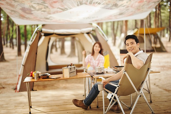 포토 JPG 주간 전신 라이프스타일 부부 여자 남자 행복 여유 커피 의자 모션 탁자 휴식 한국 함께함 텐트 사랑 미소 들기 사람 앉기 동양인 성인 야외 두명 앞모습 뒷모습 컵 30대 다정 캠핑 한국인 뒤돌아보기 캠핑장 천막 강원도 양양군 부부라이프 장년만 성인만 국내포토 자연요소 식기 커플 감정 아시아 음료 뷰포인트 가구 컨셉 레저 표정 캠핑도구 인종 생활 장년 파일형식