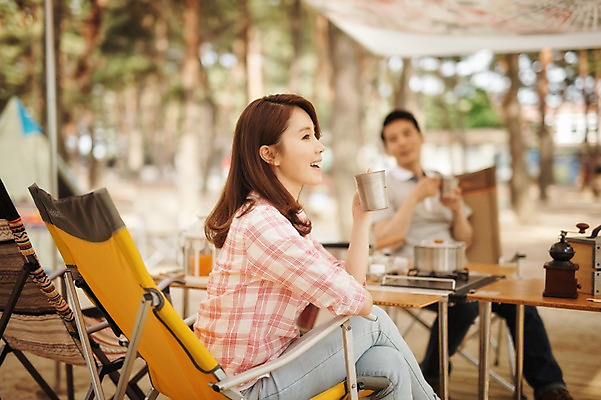 포토 JPG 주간 라이프스타일 부부 여자 남자 행복 여유 커피 의자 모션 탁자 휴식 한국 함께함 사랑 미소 들기 사람 동양인 상반신 성인 야외 두명 옆모습 컵 30대 다정 캠핑 한국인 캠핑장 천막 강원도 양양군 부부라이프 장년만 성인만 국내포토 자연요소 식기 커플 감정 아시아 음료 뷰포인트 가구 컨셉 레저 표정 인종 생활 장년 파일형식