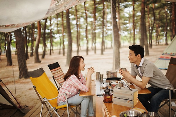 포토 JPG 주간 라이프스타일 부부 여자 남자 행복 여유 커피 의자 모션 탁자 휴식 한국 함께함 사랑 미소 들기 사람 앉기 동양인 상반신 성인 야외 두명 옆모습 컵 30대 마주보기 다정 캠핑 한국인 캠핑장 강원도 양양군 부부라이프 장년만 성인만 국내포토 자연요소 식기 커플 감정 아시아 음료 뷰포인트 가구 컨셉 레저 표정 인종 생활 장년 파일형식