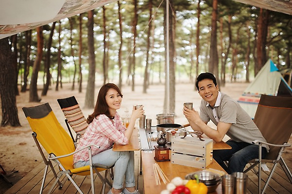 포토 JPG 주간 라이프스타일 부부 여자 남자 행복 여유 커피 의자 모션 탁자 휴식 한국 함께함 사랑 미소 들기 사람 앉기 동양인 상반신 성인 야외 두명 옆모습 컵 30대 다정 캠핑 한국인 캠핑장 강원도 양양군 부부라이프 장년만 성인만 국내포토 자연요소 식기 커플 감정 아시아 음료 뷰포인트 가구 컨셉 레저 표정 인종 생활 장년 파일형식