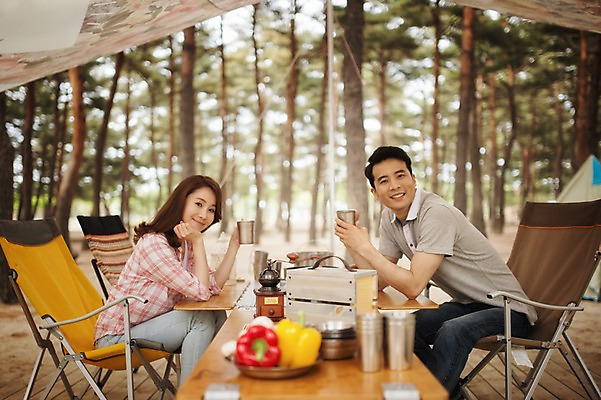 포토 JPG 주간 라이프스타일 부부 여자 남자 행복 여유 커피 의자 모션 탁자 휴식 한국 함께함 사랑 미소 들기 사람 앉기 동양인 손짓 상반신 성인 야외 두명 컵 30대 다정 캠핑 한국인 캠핑장 강원도 양양군 부부라이프 장년만 성인만 국내포토 자연요소 식기 커플 감정 아시아 음료 가구 컨셉 레저 표정 인종 생활 장년 파일형식