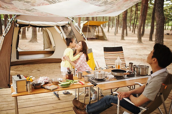 포토 JPG 주간 라이프스타일 여자 남자 어린이 의자 가족 모션 탁자 엄마 키스 한국 텐트 서기 미소 사람 앉기 동양인 소녀 상반신 성인 야외 옆모습 세명 30대 캠핑 한국인 가족라이프 아빠 캠핑장 천막 강원도 양양군 국내포토 자연요소 아시아 뷰포인트 가구 관계 레저 표정 캠핑도구 인종 생활 장년 애정표현 파일형식