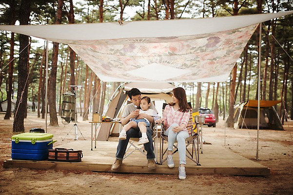 포토 JPG 주간 전신 라이프스타일 여자 남자 어린이 의자 가족 모션 엄마 한국 텐트 사람 앉기 동양인 소녀 성인 야외 앞모습 세명 30대 화목 캠핑 한국인 가족라이프 아빠 캠핑장 천막 강원도 양양군 국내포토 자연요소 아시아 뷰포인트 가구 컨셉 관계 레저 캠핑도구 인종 생활 장년 파일형식