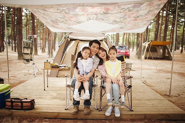 포토 JPG 주간 전신 라이프스타일 여자 남자 어린이 의자 가족 모션 엄마 한국 텐트 미소 사람 앉기 동양인 소녀 여러명 성인 야외 앞모습 30대 캠핑 한국인 가족라이프 아빠 쌍둥이 캠핑장 자매 천막 강원도 양양군 국내포토 자연요소 아시아 뷰포인트 가구 다수 관계 레저 표정 캠핑도구 인종 생활 장년 파일형식