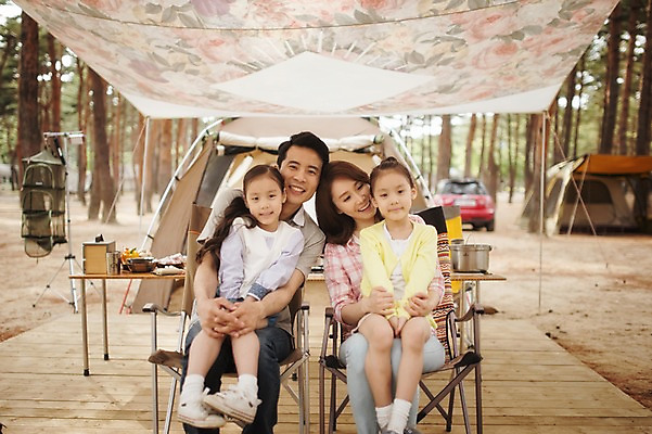 포토 JPG 주간 전신 라이프스타일 여자 남자 어린이 의자 가족 모션 엄마 한국 텐트 미소 사람 앉기 동양인 소녀 여러명 상반신 성인 야외 앞모습 30대 캠핑 한국인 가족라이프 아빠 쌍둥이 캠핑장 자매 천막 강원도 양양군 국내포토 자연요소 아시아 뷰포인트 가구 다수 관계 레저 표정 캠핑도구 인종 생활 장년 파일형식