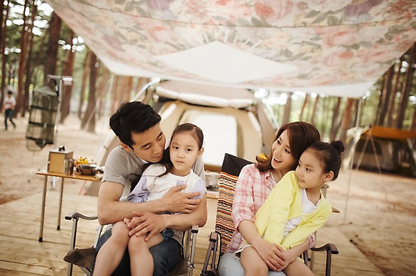 포토 JPG 주간 라이프스타일 여자 남자 어린이 의자 가족 모션 엄마 한국 텐트 미소 사람 앉기 동양인 소녀 여러명 상반신 성인 야외 앞모습 30대 캠핑 한국인 가족라이프 아빠 쌍둥이 캠핑장 자매 천막 강원도 양양군 국내포토 자연요소 아시아 뷰포인트 가구 다수 관계 레저 표정 캠핑도구 인종 생활 장년 파일형식