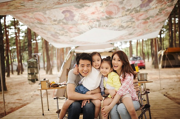 포토 JPG 주간 라이프스타일 여자 남자 어린이 의자 가족 모션 엄마 한국 텐트 미소 사람 앉기 동양인 소녀 여러명 상반신 성인 야외 앞모습 30대 캠핑 한국인 가족라이프 아빠 쌍둥이 자매 천막 강원도 양양군 국내포토 자연요소 아시아 뷰포인트 가구 다수 관계 레저 표정 캠핑도구 인종 생활 장년 파일형식