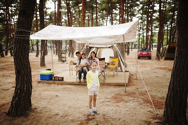 포토 JPG 주간 전신 나무 식물 라이프스타일 여자 남자 어린이 가족 모션 엄마 한국 텐트 서기 미소 사람 앉기 동양인 소녀 여러명 성인 야외 앞모습 30대 캠핑 한국인 가족라이프 아빠 쌍둥이 캠핑장 자매 천막 강원도 양양군 국내포토 자연요소 아시아 뷰포인트 다수 관계 레저 표정 캠핑도구 인종 생활 장년 파일형식