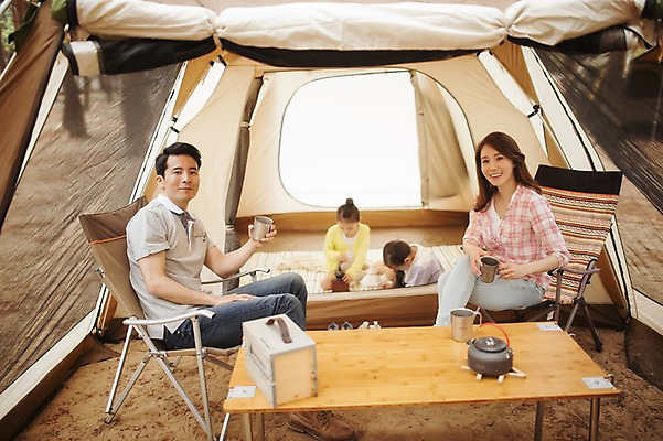 포토 JPG 주간 라이프스타일 여자 남자 어린이 엎드리기 의자 가족 모션 탁자 엄마 휴식 한국 텐트 미소 들기 사람 앉기 동양인 소녀 여러명 상반신 성인 야외 앞모습 컵 30대 캠핑 한국인 가족라이프 아빠 쌍둥이 캠핑장 자매 강원도 양양군 국내포토 자연요소 식기 아시아 뷰포인트 가구 다수 컨셉 관계 레저 표정 캠핑도구 인종 생활 장년 파일형식