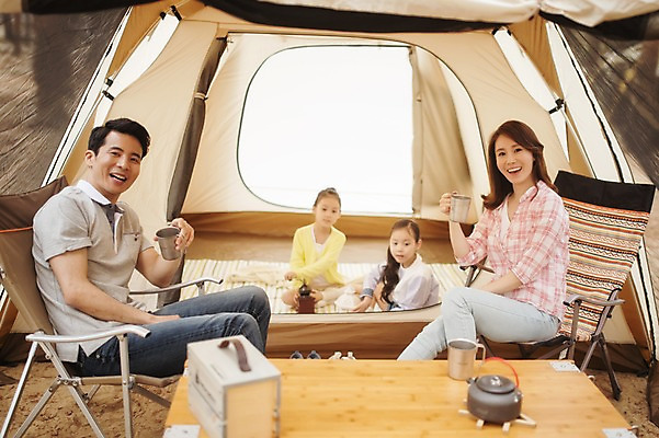 포토 JPG 주간 라이프스타일 여자 남자 어린이 엎드리기 의자 가족 모션 탁자 엄마 휴식 한국 텐트 미소 들기 사람 앉기 동양인 소녀 여러명 상반신 성인 야외 앞모습 컵 30대 캠핑 한국인 가족라이프 아빠 쌍둥이 캠핑장 자매 강원도 양양군 국내포토 자연요소 식기 아시아 뷰포인트 가구 다수 컨셉 관계 레저 표정 캠핑도구 인종 생활 장년 파일형식