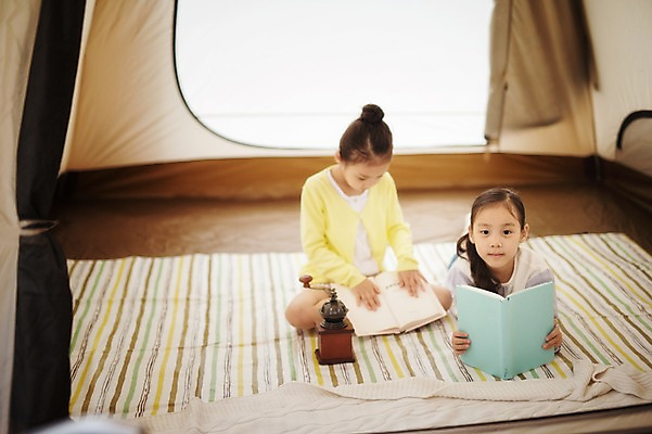 포토 JPG 주간 전신 라이프스타일 여자 어린이라이프 어린이 엎드리기 모션 놀이 휴식 한국 텐트 들기 사람 앉기 동양인 소녀 야외 두명 앞모습 책 캠핑 한국인 쌍둥이 자매 강원도 양양군 여자만 어린이만 국내포토 자연요소 아시아 뷰포인트 컨셉 가족 레저 캠핑도구 인종 생활 파일형식