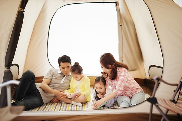 포토 JPG 주간 전신 라이프스타일 여자 남자 어린이 엎드리기 가족 모션 엄마 휴식 한국 텐트 들기 사람 앉기 동양인 소녀 여러명 성인 야외 앞모습 책 30대 캠핑 한국인 가족라이프 아빠 쌍둥이 캠핑장 자매 강원도 양양군 국내포토 자연요소 아시아 뷰포인트 다수 컨셉 관계 레저 캠핑도구 인종 생활 장년 파일형식