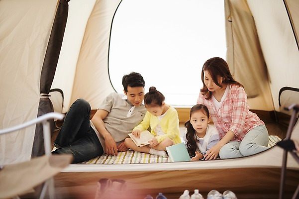 포토 JPG 주간 라이프스타일 여자 남자 어린이 엎드리기 가족 모션 엄마 휴식 한국 텐트 들기 사람 앉기 동양인 소녀 여러명 상반신 성인 야외 앞모습 책 30대 캠핑 한국인 가족라이프 아빠 쌍둥이 캠핑장 자매 강원도 양양군 국내포토 자연요소 아시아 뷰포인트 다수 컨셉 관계 레저 캠핑도구 인종 생활 장년 파일형식