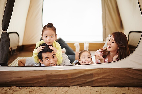 포토 JPG 주간 라이프스타일 여자 남자 어린이 엎드리기 가족 모션 엄마 휴식 한국 텐트 미소 사람 동양인 소녀 여러명 상반신 성인 야외 앞모습 30대 캠핑 한국인 가족라이프 아빠 쌍둥이 캠핑장 자매 강원도 양양군 국내포토 자연요소 아시아 뷰포인트 다수 컨셉 관계 레저 표정 캠핑도구 인종 생활 장년 파일형식