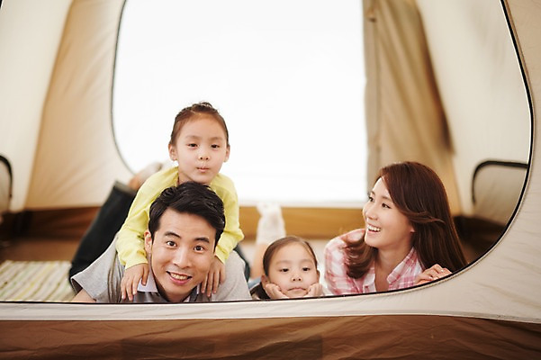 포토 JPG 주간 라이프스타일 여자 남자 어린이 엎드리기 가족 모션 엄마 휴식 한국 텐트 미소 사람 동양인 소녀 여러명 상반신 성인 야외 앞모습 30대 캠핑 한국인 가족라이프 아빠 쌍둥이 캠핑장 자매 강원도 양양군 국내포토 자연요소 아시아 뷰포인트 다수 컨셉 관계 레저 표정 캠핑도구 인종 생활 장년 파일형식