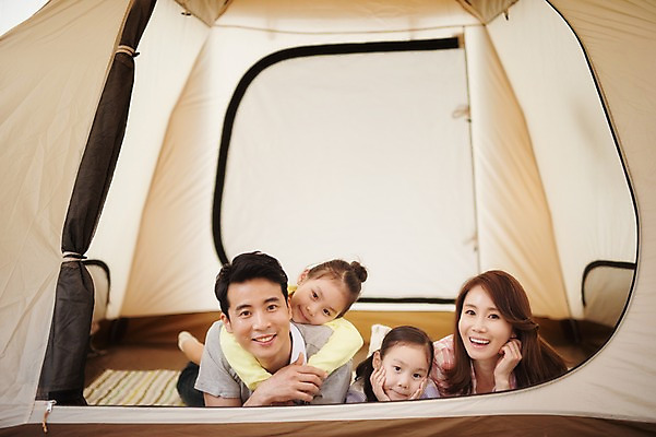 포토 JPG 주간 라이프스타일 여자 남자 어린이 엎드리기 가족 모션 휴식 한국 텐트 미소 사람 동양인 소녀 여러명 상반신 성인 야외 앞모습 30대 캠핑 한국인 가족라이프 아빠 쌍둥이 캠핑장 자매 강원도 양양군 국내포토 자연요소 아시아 뷰포인트 다수 컨셉 관계 레저 표정 캠핑도구 인종 생활 장년 파일형식