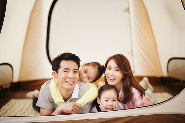 포토 JPG 주간 라이프스타일 여자 남자 어린이 엎드리기 가족 모션 엄마 휴식 한국 텐트 미소 사람 동양인 소녀 여러명 상반신 성인 야외 앞모습 30대 캠핑 한국인 가족라이프 아빠 쌍둥이 캠핑장 자매 강원도 양양군 국내포토 자연요소 아시아 뷰포인트 다수 컨셉 관계 레저 표정 캠핑도구 인종 생활 장년 파일형식