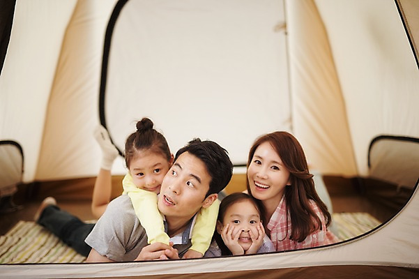 포토 JPG 주간 라이프스타일 여자 남자 어린이 엎드리기 가족 모션 엄마 휴식 한국 텐트 미소 사람 동양인 소녀 여러명 상반신 성인 야외 앞모습 30대 캠핑 한국인 가족라이프 아빠 쌍둥이 캠핑장 자매 강원도 양양군 국내포토 자연요소 아시아 뷰포인트 다수 컨셉 관계 레저 표정 캠핑도구 인종 생활 장년 파일형식