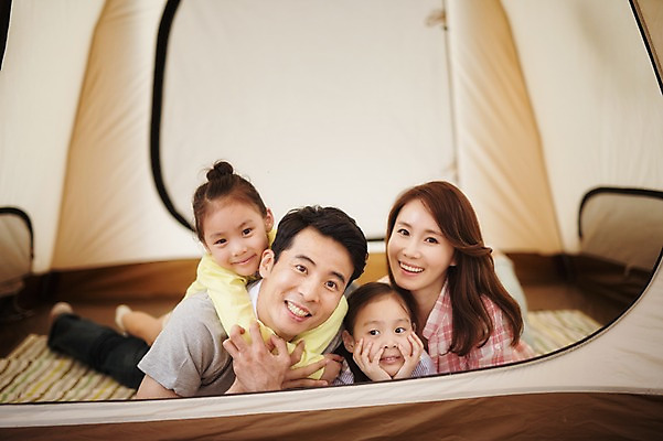 포토 JPG 주간 라이프스타일 여자 남자 어린이 엎드리기 가족 모션 엄마 휴식 한국 텐트 미소 사람 동양인 소녀 여러명 상반신 성인 야외 앞모습 30대 캠핑 한국인 가족라이프 아빠 쌍둥이 캠핑장 자매 강원도 양양군 국내포토 자연요소 아시아 뷰포인트 다수 컨셉 관계 레저 표정 캠핑도구 인종 생활 장년 파일형식