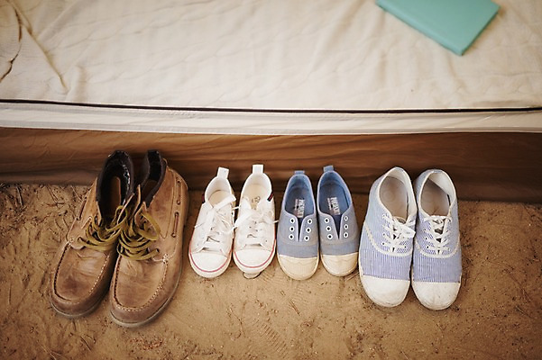 포토 JPG 주간 라이프스타일 운동화 신발 한국 텐트 사람없음 야외 캠핑 가족라이프 캠핑장 강원도 양양군 가지런함 국내포토 자연요소 아시아 컨셉 가족 레저 캠핑도구 생활 파일형식