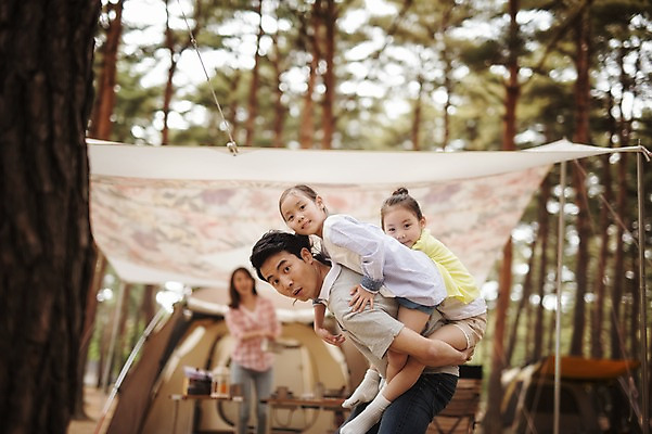 포토 JPG 주간 라이프스타일 여자 남자 어린이 가족 모션 놀이 엄마 한국 함께함 텐트 서기 미소 사람 동양인 소녀 여러명 상반신 성인 야외 옆모습 30대 화목 다정 캠핑 한국인 가족라이프 아빠 쌍둥이 캠핑장 즐거움 자매 천막 강원도 업기 양양군 국내포토 자연요소 감정 아시아 뷰포인트 다수 컨셉 관계 레저 표정 캠핑도구 인종 생활 장년 파일형식