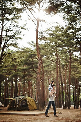 포토 JPG 주간 전신 나무 식물 라이프스타일 여자 남자 딸 어린이 가족 모션 한국 텐트 사람 동양인 소녀 성인 야외 두명 옆모습 30대 걷기 캠핑 한국인 가족라이프 목말 아빠 추억 승차 숲속 숲 강원도 양양군 부녀 국내포토 자연요소 아시아 뷰포인트 컨셉 관계 레저 캠핑도구 인종 생활 장년 파일형식