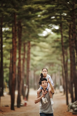 포토 JPG 주간 전신 나무 식물 라이프스타일 응시 여자 남자 딸 어린이 운동화 가족 모션 한국 서기 들기 사람 동양인 손짓 소녀 상반신 성인 야외 두명 앞모습 30대 캠핑 한국인 가리킴 가족라이프 목말 아빠 추억 승차 숲속 숲 강원도 양양군 부녀 국내포토 자연요소 시선 아시아 뷰포인트 신발 컨셉 관계 레저 인종 생활 장년 파일형식