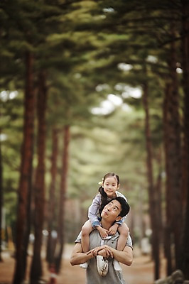 포토 JPG 주간 전신 나무 식물 라이프스타일 응시 여자 남자 딸 어린이 신발 가족 모션 한국 서기 미소 들기 사람 동양인 소녀 상반신 성인 야외 두명 앞모습 30대 캠핑 한국인 가족라이프 목말 아빠 추억 승차 숲속 숲 강원도 양양군 부녀 국내포토 자연요소 시선 아시아 뷰포인트 컨셉 관계 레저 표정 인종 생활 장년 파일형식