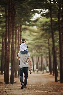 포토 JPG 주간 전신 나무 식물 라이프스타일 응시 여자 남자 딸 어린이 신발 가족 모션 한국 들기 사람 동양인 소녀 성인 야외 두명 뒷모습 30대 걷기 캠핑 한국인 가족라이프 목말 아빠 추억 승차 숲속 숲 강원도 양양군 부녀 국내포토 자연요소 시선 아시아 뷰포인트 컨셉 관계 레저 인종 생활 장년 파일형식