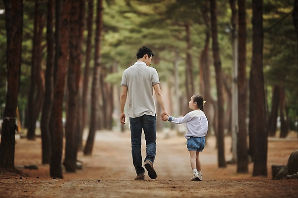 포토 JPG 주간 전신 나무 식물 라이프스타일 여자 남자 딸 어린이 가족 모션 한국 사람 동양인 소녀 성인 야외 두명 뒷모습 30대 걷기 손잡기 캠핑 한국인 가족라이프 아빠 추억 숲속 강원도 양양군 부녀 국내포토 자연요소 아시아 뷰포인트 컨셉 관계 레저 인종 생활 장년 숲 파일형식