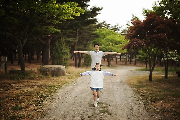 포토 JPG 주간 전신 나무 식물 라이프스타일 여자 남자 딸 어린이 가족 모션 팔벌리기 한국 미소 사람 동양인 손짓 소녀 성인 야외 두명 30대 걷기 캠핑 한국인 가족라이프 아빠 추억 강원도 손뻗기 양양군 부녀 국내포토 자연요소 아시아 컨셉 관계 레저 표정 인종 생활 장년 파일형식