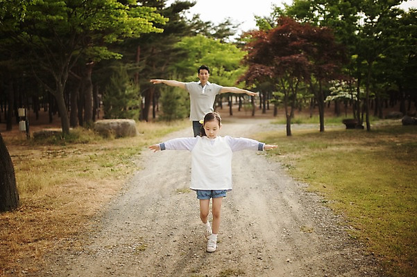 포토 JPG 주간 전신 나무 식물 라이프스타일 여자 남자 딸 어린이 가족 모션 팔벌리기 한국 사람 동양인 손짓 소녀 성인 야외 두명 30대 걷기 캠핑 한국인 가족라이프 아빠 추억 강원도 손뻗기 양양군 부녀 국내포토 자연요소 아시아 컨셉 관계 레저 인종 생활 장년 파일형식