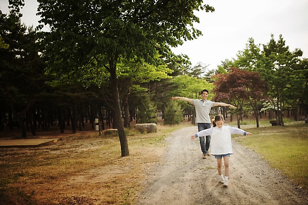 포토 JPG 주간 전신 라이프스타일 여자 남자 딸 어린이 가족 모션 팔벌리기 한국 미소 사람 동양인 손짓 소녀 성인 야외 두명 30대 걷기 캠핑 한국인 가족라이프 아빠 추억 강원도 손뻗기 양양군 부녀 국내포토 자연요소 아시아 컨셉 관계 레저 표정 인종 생활 장년 파일형식