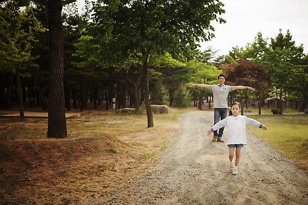 포토 JPG 주간 전신 라이프스타일 여자 남자 딸 어린이 가족 모션 팔벌리기 한국 미소 사람 동양인 손짓 소녀 성인 야외 두명 30대 걷기 캠핑 한국인 가족라이프 아빠 추억 강원도 손뻗기 양양군 부녀 국내포토 자연요소 아시아 컨셉 관계 레저 표정 인종 생활 장년 파일형식