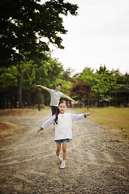 포토 JPG 주간 전신 라이프스타일 여자 남자 딸 어린이 가족 모션 팔벌리기 한국 미소 사람 동양인 손짓 소녀 성인 야외 두명 30대 걷기 캠핑 한국인 가족라이프 아빠 추억 강원도 손뻗기 양양군 부녀 국내포토 자연요소 아시아 컨셉 관계 레저 표정 인종 생활 장년 파일형식
