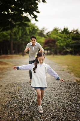 포토 JPG 주간 전신 라이프스타일 여자 남자 딸 어린이 장난 가족 모션 팔벌리기 한국 미소 사람 동양인 손짓 소녀 성인 야외 두명 30대 걷기 캠핑 한국인 가족라이프 아빠 추억 강원도 손뻗기 양양군 부녀 국내포토 자연요소 아시아 컨셉 관계 레저 표정 인종 생활 장년 파일형식