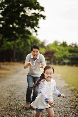 포토 JPG 주간 전신 라이프스타일 여자 남자 딸 어린이 장난 가족 모션 한국 미소 사람 동양인 손짓 소녀 상반신 성인 야외 두명 앞모습 30대 캠핑 한국인 가족라이프 아빠 추억 강원도 양양군 부녀 국내포토 자연요소 아시아 뷰포인트 컨셉 관계 레저 표정 인종 생활 장년 파일형식