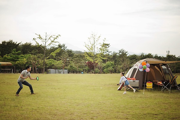 포토 JPG 주간 전신 라이프스타일 여자 남자 어린이 가족 모션 놀이 한국 텐트 서기 들기 사람 동양인 소녀 초원 성인 야외 두명 옆모습 30대 장난감 캠핑 한국인 가족라이프 아빠 추억 캠핑장 강원도 풍선 양양군 캐치볼 국내포토 자연요소 아시아 뷰포인트 컨셉 관계 레저 캠핑도구 인종 생활 장년 야구 파일형식